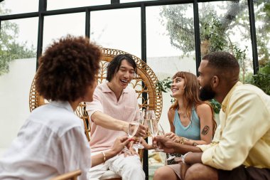 Dört arkadaş kadehlerini kaldırır, dışarıda güzel bir kafede vakit geçirirler..