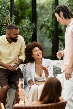 Güneşli bir günde, canlı bir kafede arkadaşlar kahkahalarını paylaşıyor, kalıcı anılar yaratıyorlar..