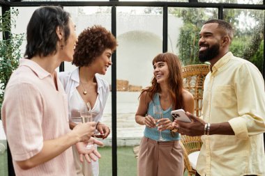 Canlı arkadaşlar, samimi bir kafede, arkadaşlığı ve birlikteliği kutlayan mutlu anları paylaşırlar..