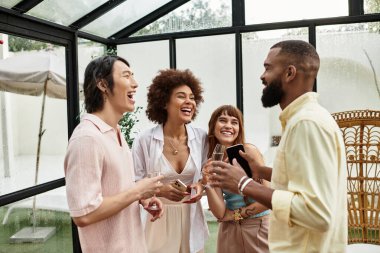 Dört mutlu arkadaş birbirine bağlanır ve kahkahaları paylaşır. Sıcak bir kafede içki içerken.