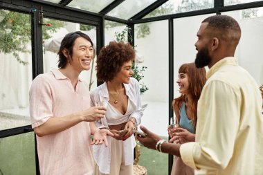 Mutlu arkadaşlar açık bir kafede içki içerken keyifli sohbetlerden hoşlanırlar..