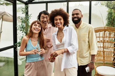 Dört neşeli arkadaş içki içerek kaynaşır ve şık bir açık hava kafede canlı sohbetler eder..