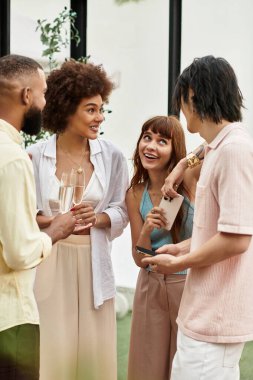 Bir grup genç arkadaş canlı bir açık hava kafede samimi sohbetler ve içkilerden hoşlanırlar..