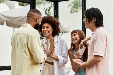 Dört arkadaş şık bir açık hava kafesinde eğleniyor, mutluluk saçıyor..