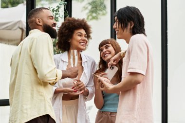 Arkadaşlar kahkaha ve neşeyi paylaşırken bir yandan da açık bir kafede lezzetli ikramlar alıyorlar..