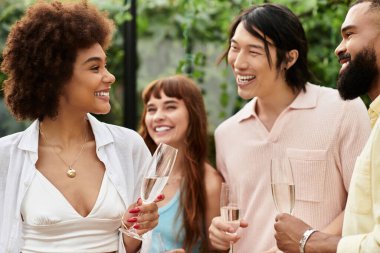 Genç arkadaşlar açık havada içkilerini yudumlarken kahkahalar ve neşeli anlar paylaşırlar..