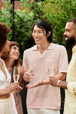 Şık kıyafetler içindeki neşeli arkadaşlar güneşli bir verandada içkilerini yudumlarken özel anlarını paylaşıyorlar..