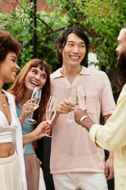 Yakın arkadaşlar bağlarını açık havada canlı bir kafede kutluyor, kahkahalar ve içkileri paylaşıyorlar..