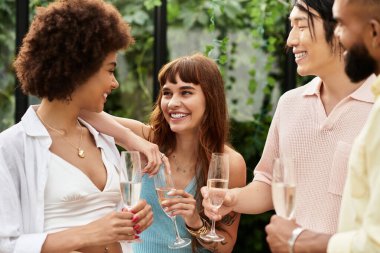 Bir grup genç arkadaş açık hava kafeteryasında içki içerek eğleniyorlar..