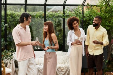 Dört farklı arkadaş, rahat bir kafede eğleniyor. İçkilerimizi yudumlarken gülüp kaynaşıyorlar..