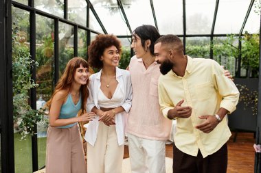 Arkadaşlığımızı kutlamak için dört arkadaş açık havada eğlenceli bir anı paylaşıyor..