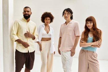 Bir grup modaya uygun giyinmiş genç arkadaş açık bir kafede keyifli vakit geçiriyorlar..