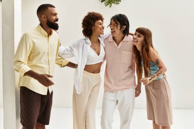 Neşeli arkadaşlar canlı bir açık hava kafesinde birbirlerine eşlik etmekten zevk alırlar, kahkahalarımızı paylaşırlar..