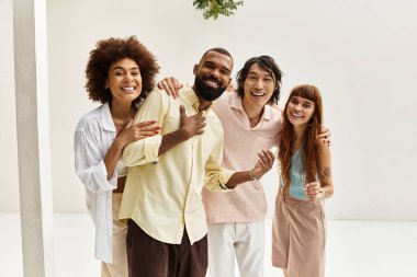 Dışarıda bir kafede oturmuş gülüp kaynaşan dört genç arkadaş..