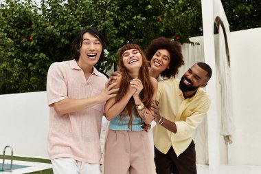 Bir grup genç arkadaş açık hava kafeteryasında kahkaha ve mutluluğu paylaşıyor..