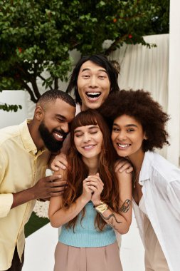 Genç arkadaşlar, açık hava kafesinde kaygısız bir anın tadını çıkarır, kahkahalarımızı paylaşırlar..