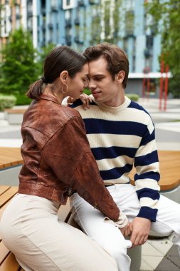 İki genç aşık, yeşilliklerle dolu canlı bir şehir ortamında kucaklaşırken derinden bağlanır..