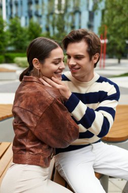 Canlı bir parkta genç bir çiftin birbirini eğlendirdiği an..