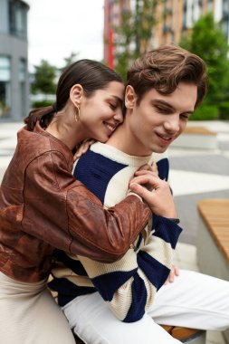 Birbirine sırılsıklam aşık bir çift şehirde gülümseme ve sıcak kucaklaşmalarla birlikte olmaktan zevk alır..