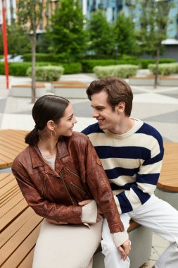 Birbirine aşık çiftler, karşılıklı gülüşmeler ve sıcaklıklar, dışarıda güzel bir günün tadını çıkarıyorlar..