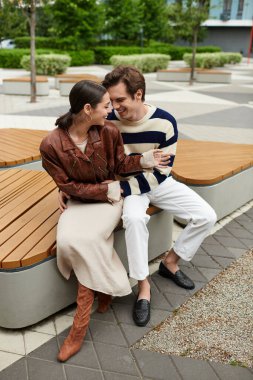 Sevgi dolu çiftler, yeşilliklerle çevrili şık banklarda otururken birbirlerine eşlik etmekten hoşlanırlar.