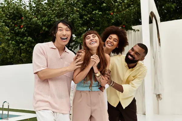 Bir grup genç arkadaş açık hava kafeteryasında kahkaha ve mutluluğu paylaşıyor..