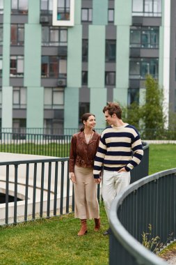 Genç çift, hareketli bir şehirde romantik bir yürüyüş yapmayı seviyor, zamanlarının tadını çıkarıyor..