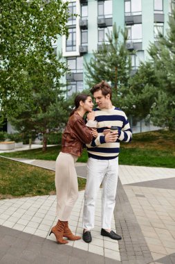 Neşeli bir çift, huzurlu bir parkta birbirlerinin varlığından zevk alır..