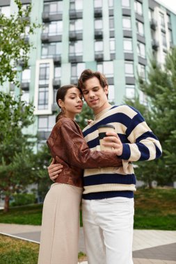 Sevgi dolu bir çift, öğleden sonra güneşinin altında neşeli bir anı paylaşıyor..