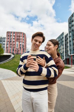 Mutlu bir çift modern binaların arasında neşeli bir anın tadını çıkarır..