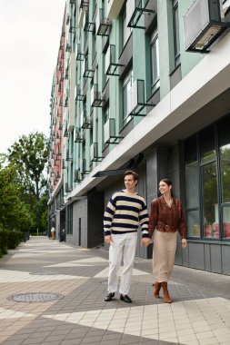 Sevgi dolu bir çift şehir yolunda birlikte yürür, mutluluk ve bağ yayar..