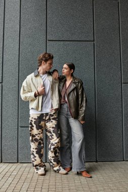 Sevgi dolu bir çift gülücükler ve kahkahalar paylaşır..