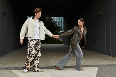 Sevgi dolu bir çift çağdaş bir yürüyüş yolunda birlikte dolaşır, bağlantılarını ve tarzlarını benimser..