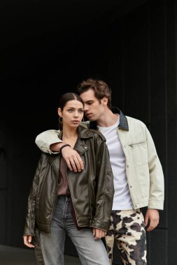 Genç bir çift, modern ve modaya uygun bir ortamda sevgi ve sevgisini ifade eder..