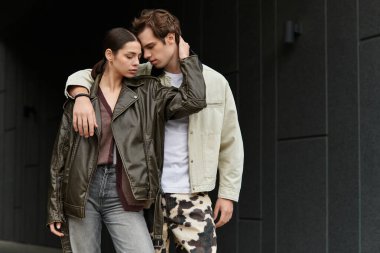 Genç bir çift, şık bir şehir ortamında sevgilerini paylaşıyor, aşklarını kutluyorlar..