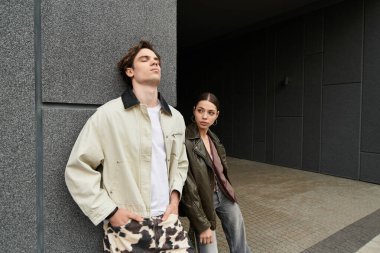 Neşeli çift kentteki dokulu bir duvara yaslanırken birbirlerinin varlığından zevk alıyor..