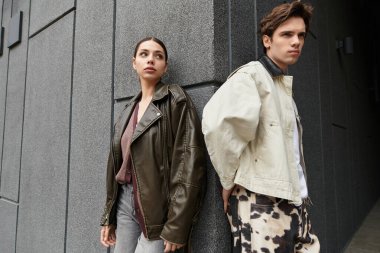 Genç bir çift, modern bir şehir zemininde birbirlerine yakınlar..