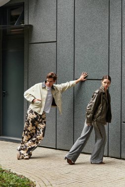 İki genç aşık şık kıyafetlerini ve kimyalarını sergileyerek şehir ortamında geziniyorlar..