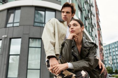 Genç bir çift birbirine eşlik etmekten hoşlanır, canlı bir şehirde sevgi dolu pozlar verirler..