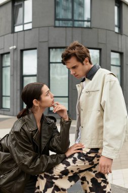 Genç aşıklar çağdaş bir şehir ortamında samimi bir sohbete girişir..