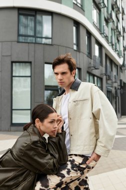 Genç bir çift özel bir anı paylaşıyor. Aşklarını gösteriyorlar. Şık bir şehir arka planında..