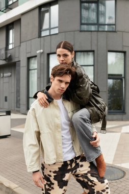 Bir çift, modern şehir ortamında sevgi ve neşe saçan neşeli bir kucaklaşmayı paylaşıyor..