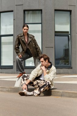 Mutlu çift açık havada keyifli bir anı paylaşıyor, aşklarını modern bir şehirde ifade ediyorlar..