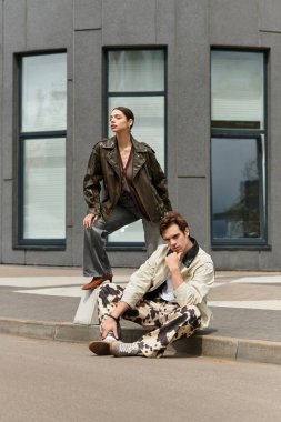 Genç bir çift, sevgi ve mutluluğu canlı bir şehir ortamında paylaşıyor..