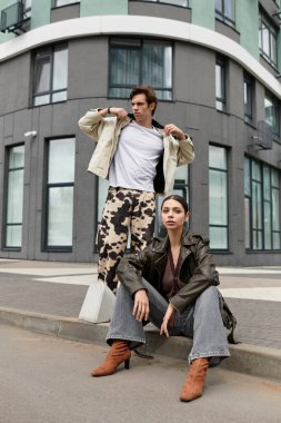 Genç bir çift, bireyselliklerini şehir ortamında grev kıyafetleriyle ifade ediyor..