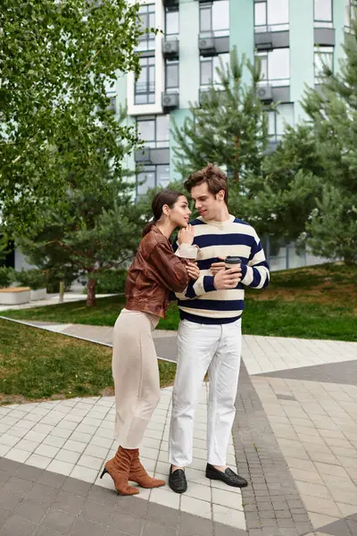 Neşeli bir çift, huzurlu bir parkta birbirlerinin varlığından zevk alır..