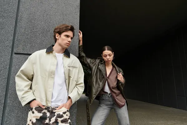 Genç çift şık bir şehirde birbirine yakın duruyor, sevgi ve bağ yayıyorlar..