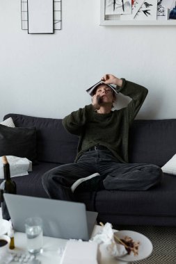 Genç bir kadın evinde oturuyor, kendini şaşkına dönmüş ve düşüncelerinde kaybolmuş hissediyor, kaosla çevrili..