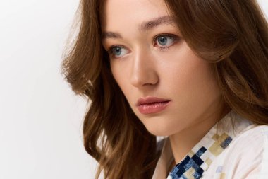 Şık bir genç kadın şık giyimi ve zarif tavırlarıyla göze çarpar..