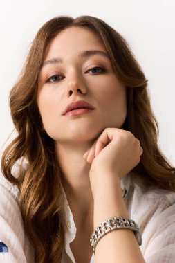 Uzun saçlı genç kadın zarif bir poz veriyor, moda ve bireysellik duygusunu gösteriyor..